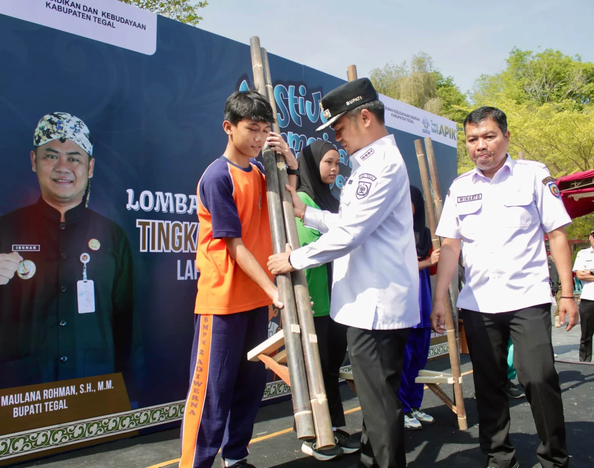 Bupati Tegal Ischak Maulana Rohman bersama pelajar saat pembukaan lomba egrang dan gobak sodor di Lapangan Pemkab Tegal, Slawi, Rabu (21/10/2026).